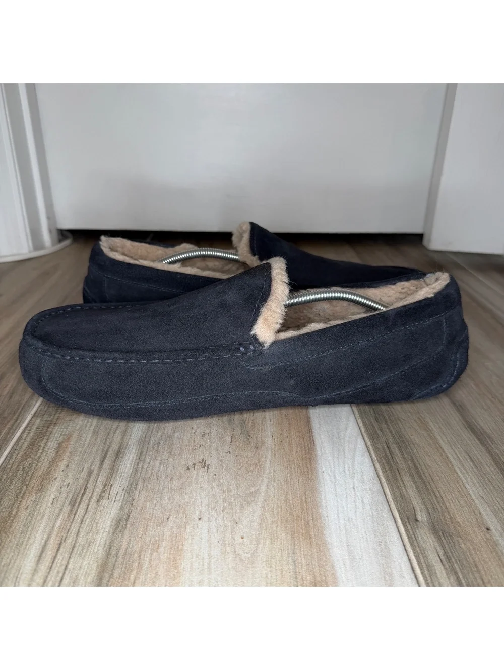 UGG Ascot Black Leather Slippers Sherpa Wool Blend Insoles Men’s Sz 15